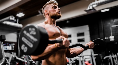 TrimX lean muscle support benefit — man lifting weights at gym